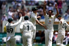 MELBOURNE, AUSTRALIA - DECEMBER 26: The Australians celebrate a wicket during the Boxing Day Test Match between Australia and South Africa at The Melbourne Cricket Ground on December 26, 2022 in Melbourne, Australia. (Photo by Dave Hewison/Speed Media/Icon Sportswire)