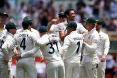 MELBOURNE, AUSTRALIA - DECEMBER 26: The Australians celebrate a wicket during the Boxing Day Test Match between Australia and South Africa at The Melbourne Cricket Ground on December 26, 2022 in Melbourne, Australia. (Photo by Dave Hewison/Speed Media/Icon Sportswire)