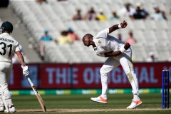 MELBOURNE, AUSTRALIA - DECEMBER 27: Lungi Ngidi of South Africa bowls during the Boxing Day Test Match between Australia and South Africa at The Melbourne Cricket Ground on December 27, 2022 in Melbourne, Australia. (Photo by Dave Hewison/Speed Media/Icon Sportswire)