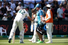 MELBOURNE, AUSTRALIA - DECEMBER 27: David Warner of Australia gets assistance to walk off the field retired during the Boxing Day Test Match between Australia and South Africa at The Melbourne Cricket Ground on December 27, 2022 in Melbourne, Australia. (Photo by Dave Hewison/Speed Media/Icon Sportswire)