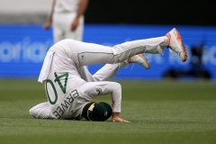 MELBOURNE, AUSTRALIA - DECEMBER 28: Sarel Erwee of South Africa fields the ball during the Boxing Day Test Match between Australia and South Africa at The Melbourne Cricket Ground on December 27, 2022 in Melbourne, Australia. (Photo by Dave Hewison/Speed Media/Icon Sportswire)