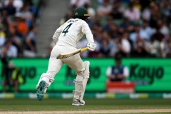 MELBOURNE, AUSTRALIA - DECEMBER 28: Alex Carey of Australia takes a run during the Boxing Day Test Match between Australia and South Africa at The Melbourne Cricket Ground on December 27, 2022 in Melbourne, Australia. (Photo by Dave Hewison/Speed Media/Icon Sportswire)