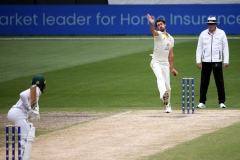 MELBOURNE, AUSTRALIA - DECEMBER 29: Mitchell Starc of Australia bowls to Temba Bavuma of South Africa during the Boxing Day Test Match between Australia and South Africa at The Melbourne Cricket Ground on December 29, 2022 in Melbourne, Australia. (Photo by Dave Hewison/Speed Media/Icon Sportswire)
